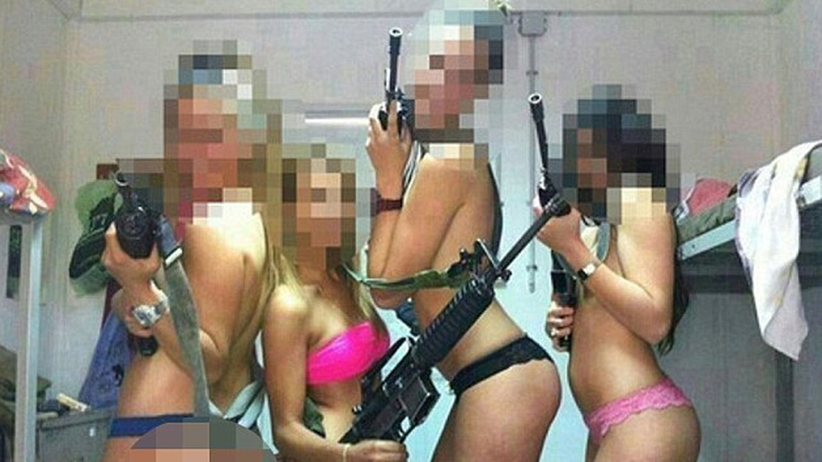 Här står de kvinnliga soldaterna, i vad som tycks vara ett rum på ett logement, och poserar med sina vapen.